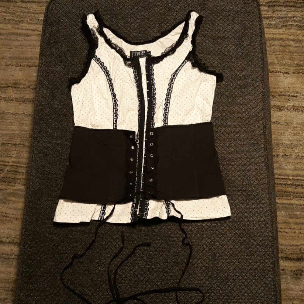 Tripp White shirt w/black dots+black waist cincher